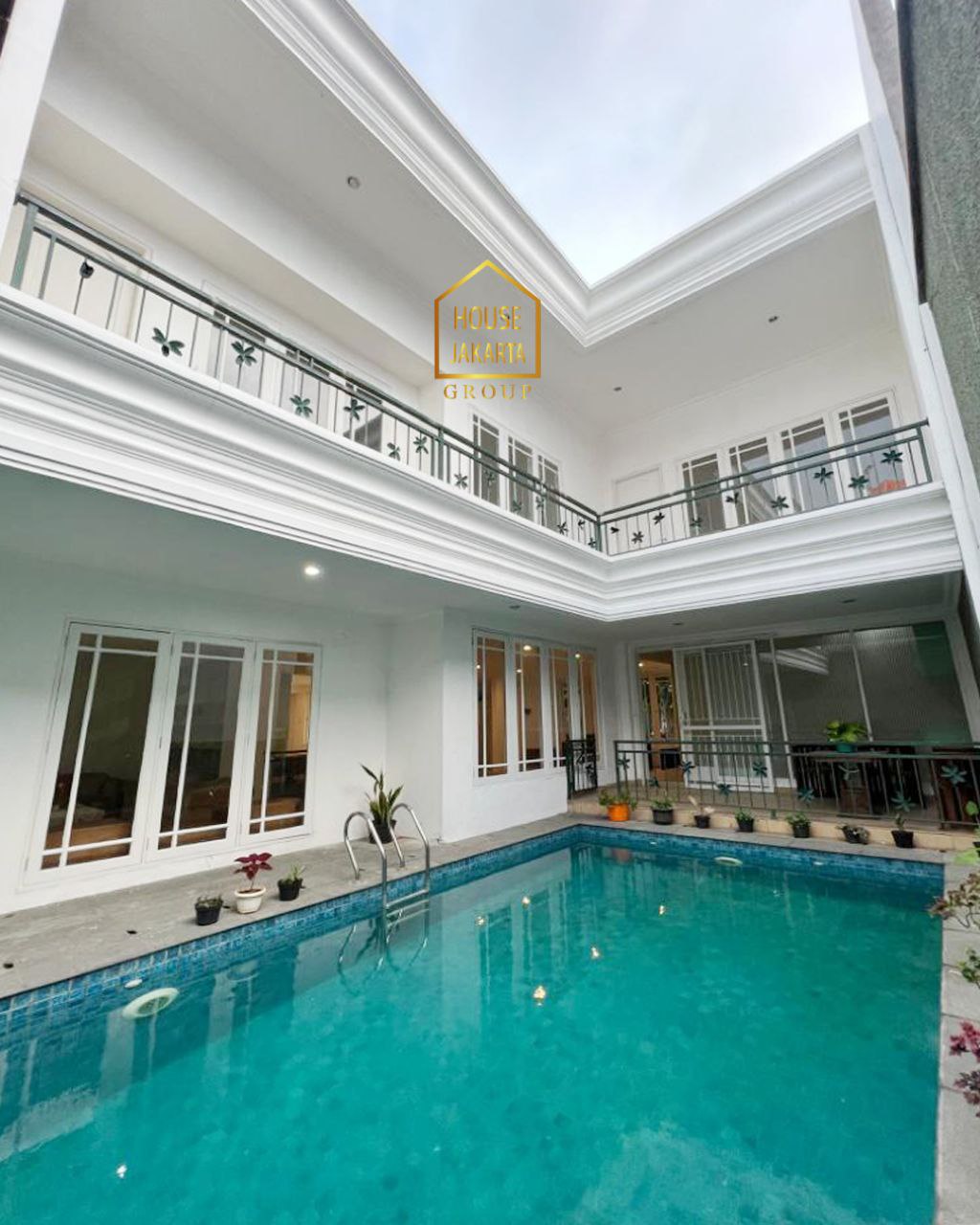  Rumah 2 Lantai Siap Huni Ada Garden & Pool. Lokasi Tenang dan Strategis Dekat Simatupang.