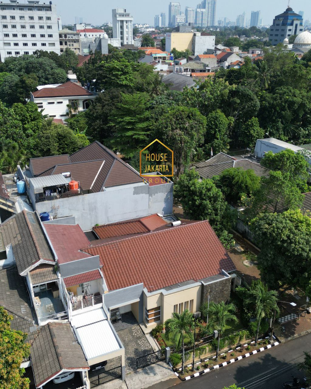 Rumah 2 Lantai Siap Huni, Depan Taman, Lokasi Tenang, Jalan Lebar, Murah
