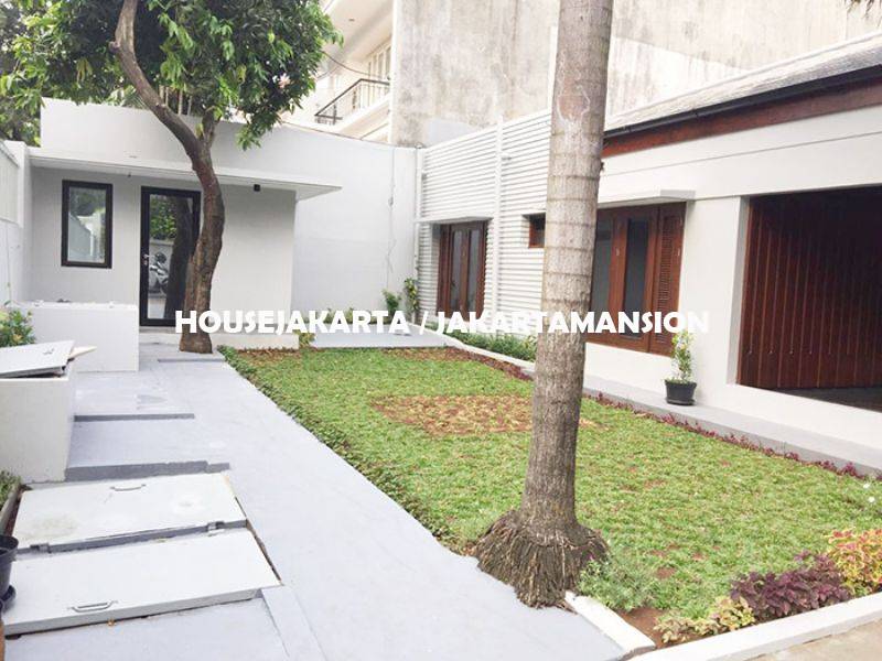 HR1120 House for rent sewa lease at Senopati Kebayoran Baru 