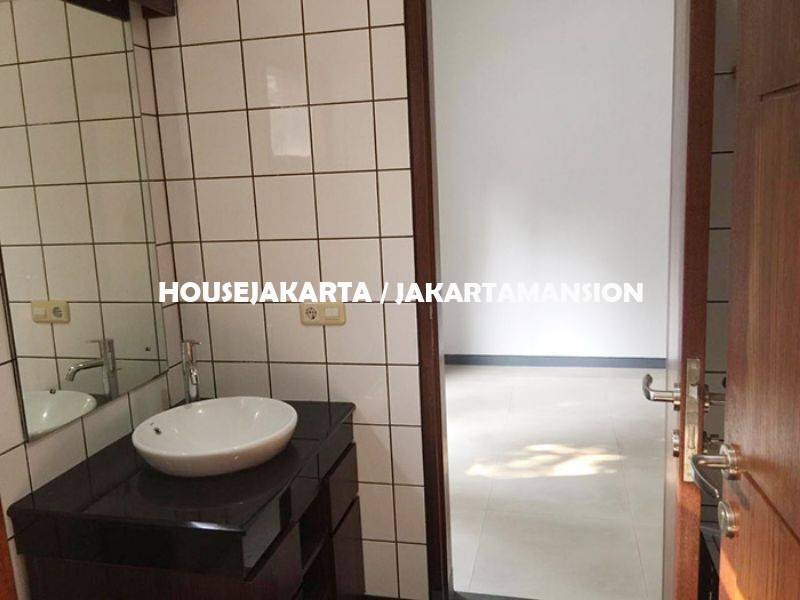 HR1120 House for rent sewa lease at Senopati Kebayoran Baru 