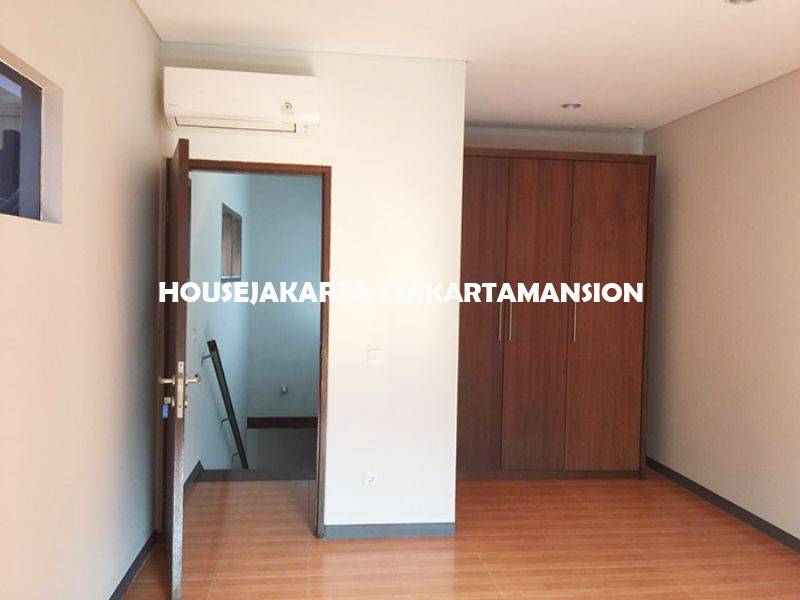HR1120 House for rent sewa lease at Senopati Kebayoran Baru 