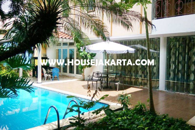 HS1402 Rumah Bagus 2 lantai Jalan Teuku Umar Menteng Tanah Persegi ada Pool Dijual Murah