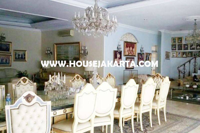 HS1402 Rumah Bagus 2 lantai Jalan Teuku Umar Menteng Tanah Persegi ada Pool Dijual Murah