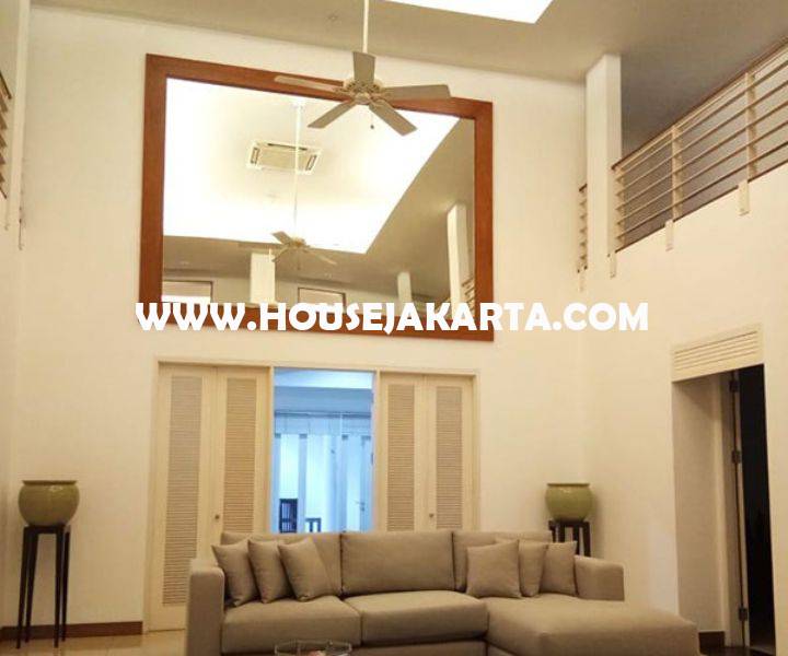 HS1450 Rumah Bagus Jalan Situbondo Menteng Dijual ada Pool 2 lantai Tanah Persegi dekat Taman