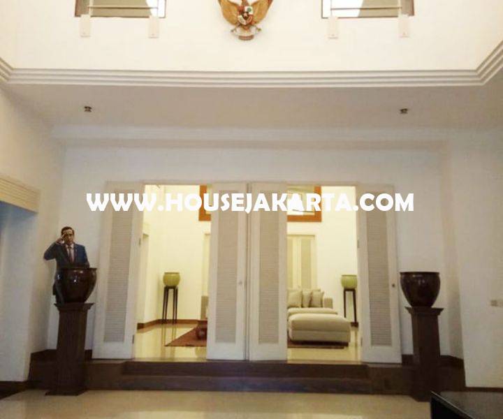 HS1450 Rumah Bagus Jalan Situbondo Menteng Dijual ada Pool 2 lantai Tanah Persegi dekat Taman