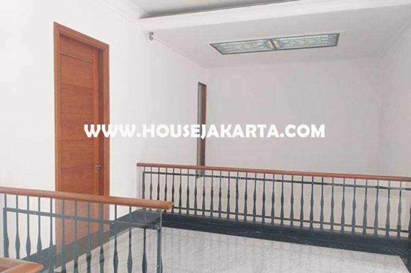 HS1456 Dijual Rumah Bagus 2 lantai Jalan Bondowoso Menteng Tanah Persegi dekat Taman