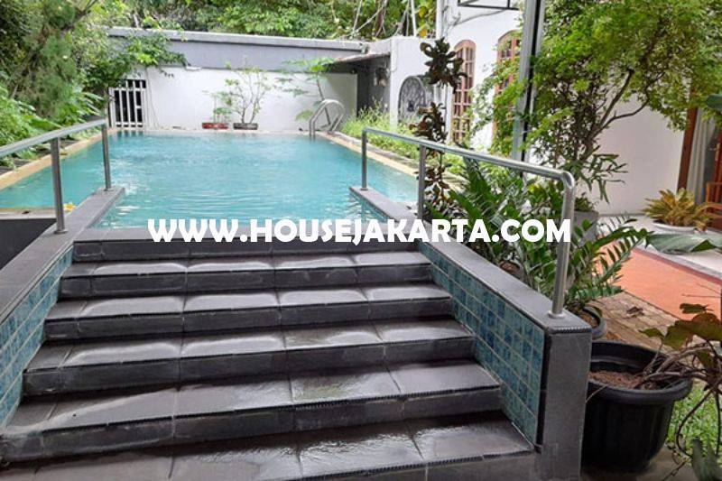 HS1510 Rumah 2 lantai jalan Pasuruan Menteng Dijual Murah hitung tanah 60 juta/m ada Pool