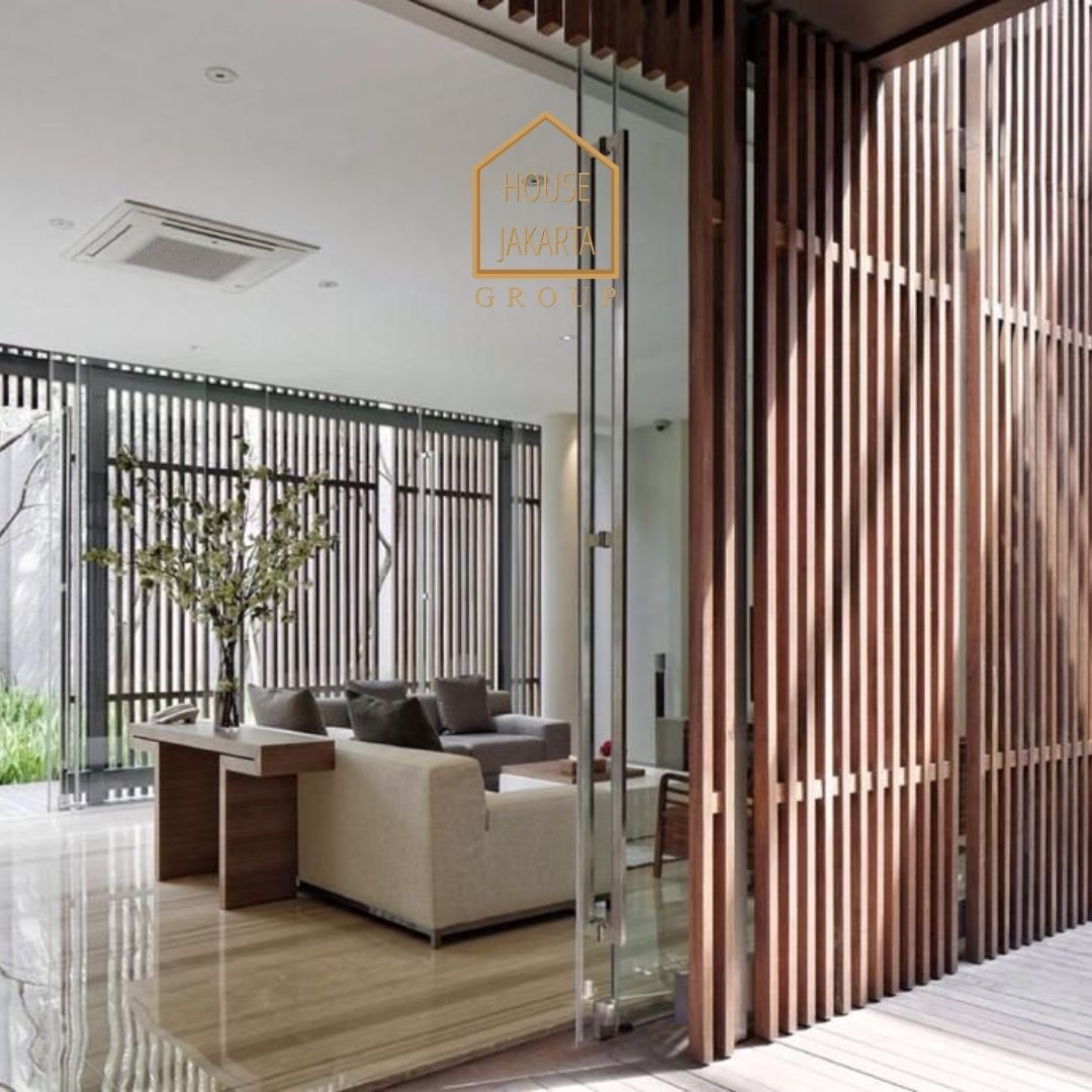 HS1569 FOR SALE: Luxury House, ada Lift dan Taman, Lokasi Elite dan Tenang, SENAYAN.