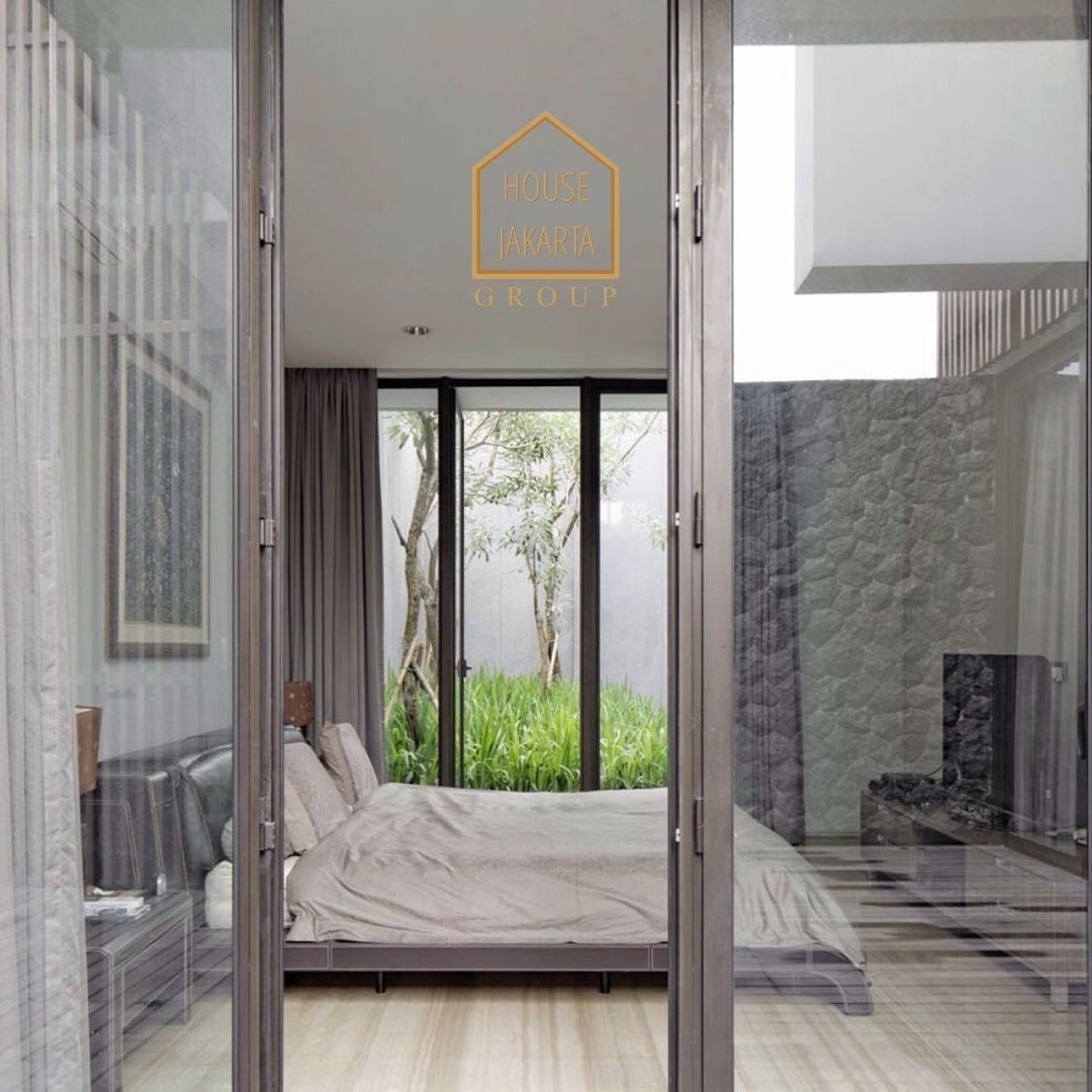 HS1569 FOR SALE: Luxury House, ada Lift dan Taman, Lokasi Elite dan Tenang, SENAYAN.