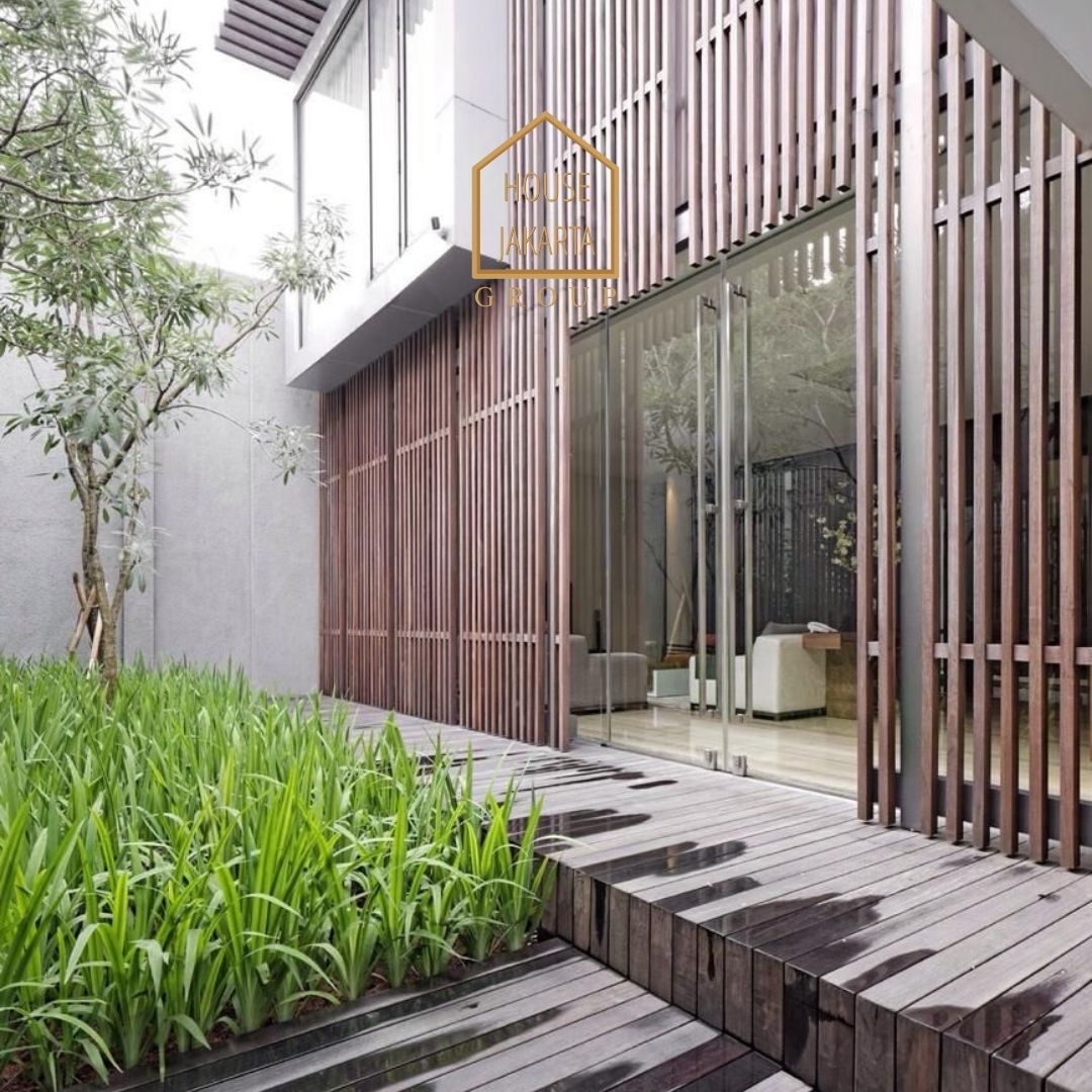 HS1569 FOR SALE: Luxury House, ada Lift dan Taman, Lokasi Elite dan Tenang, SENAYAN.