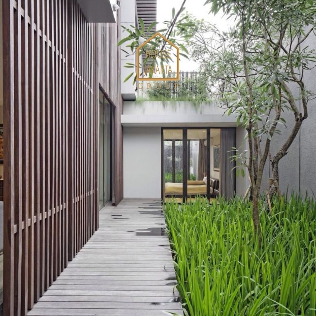 HS1569 FOR SALE: Luxury House, ada Lift dan Taman, Lokasi Elite dan Tenang, SENAYAN.