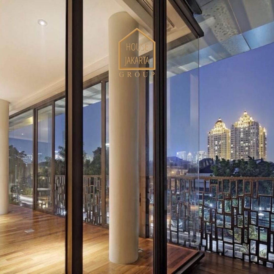 HS1569 FOR SALE: Luxury House, ada Lift dan Taman, Lokasi Elite dan Tenang, SENAYAN.