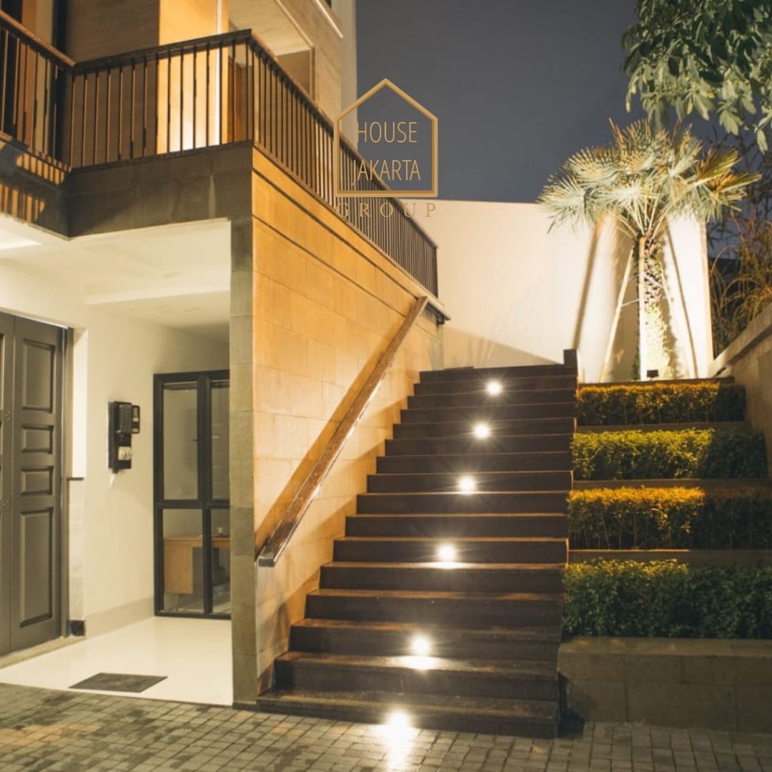 HS1573 FOR SALE:  Rumah Mewah 3 Lantai, Lokasi Strategis Dekat Senayan.