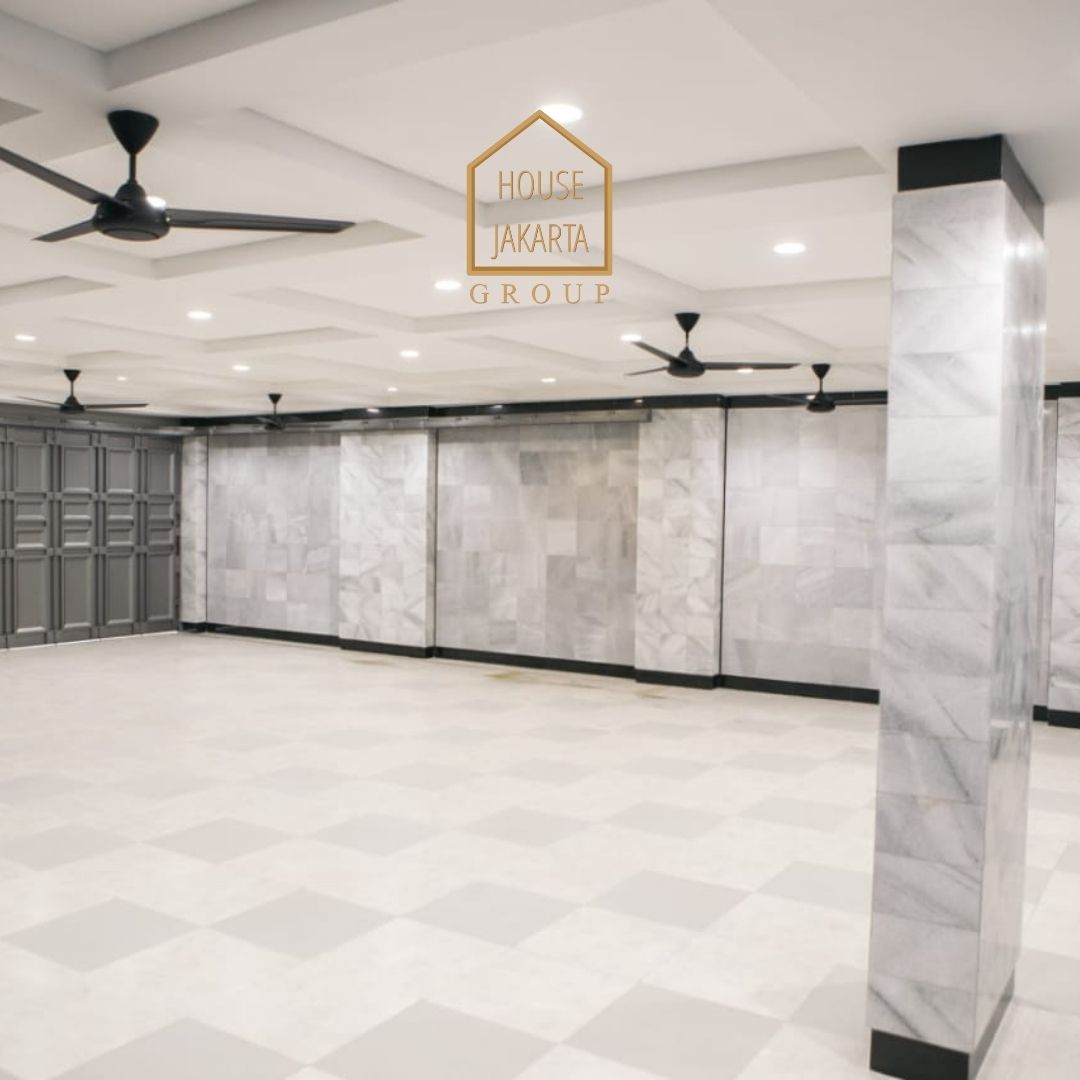 HS1573 FOR SALE:  Rumah Mewah 3 Lantai, Lokasi Strategis Dekat Senayan.