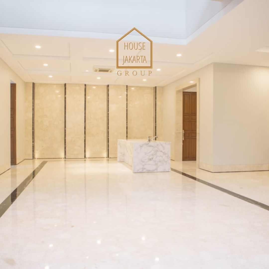HS1573 FOR SALE:  Rumah Mewah 3 Lantai, Lokasi Strategis Dekat Senayan.