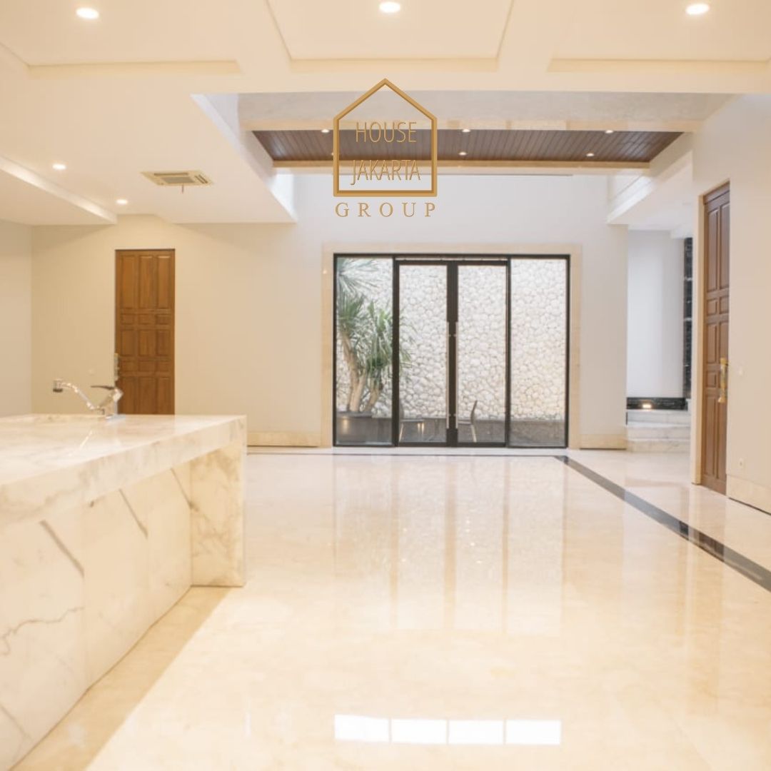 HS1573 FOR SALE:  Rumah Mewah 3 Lantai, Lokasi Strategis Dekat Senayan.