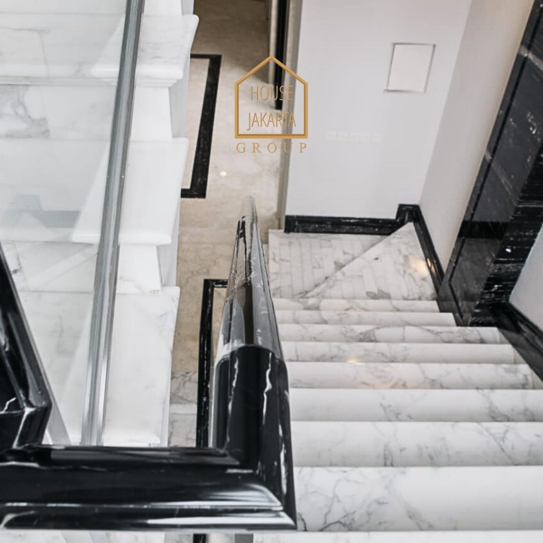 HS1573 FOR SALE:  Rumah Mewah 3 Lantai, Lokasi Strategis Dekat Senayan.