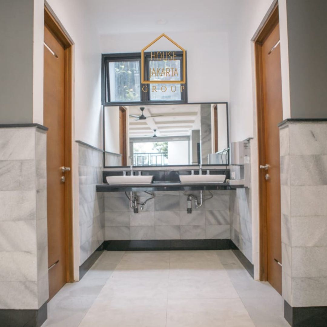 HS1573 FOR SALE:  Rumah Mewah 3 Lantai, Lokasi Strategis Dekat Senayan.