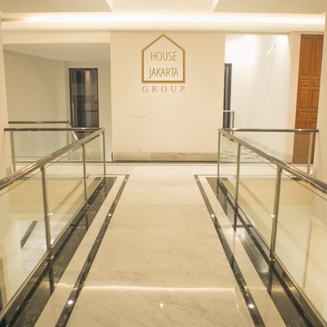 HS1573 FOR SALE:  Rumah Mewah 3 Lantai, Lokasi Strategis Dekat Senayan.