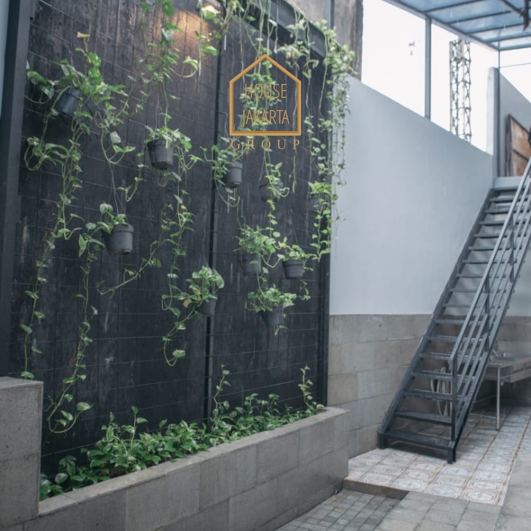 HS1573 FOR SALE:  Rumah Mewah 3 Lantai, Lokasi Strategis Dekat Senayan.