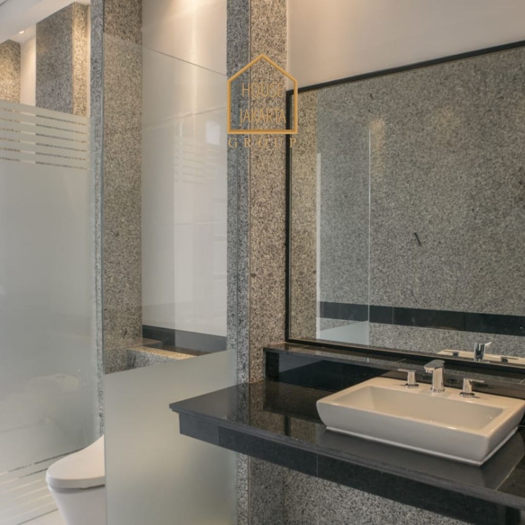HS1573 FOR SALE:  Rumah Mewah 3 Lantai, Lokasi Strategis Dekat Senayan.
