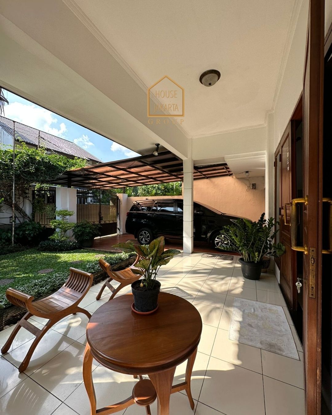HS1576 FOR SALE: MODERN TROPICAL HOUSE LOKASI STRATEGIS, SENOPATI AREA - KEBAYORAN BARU