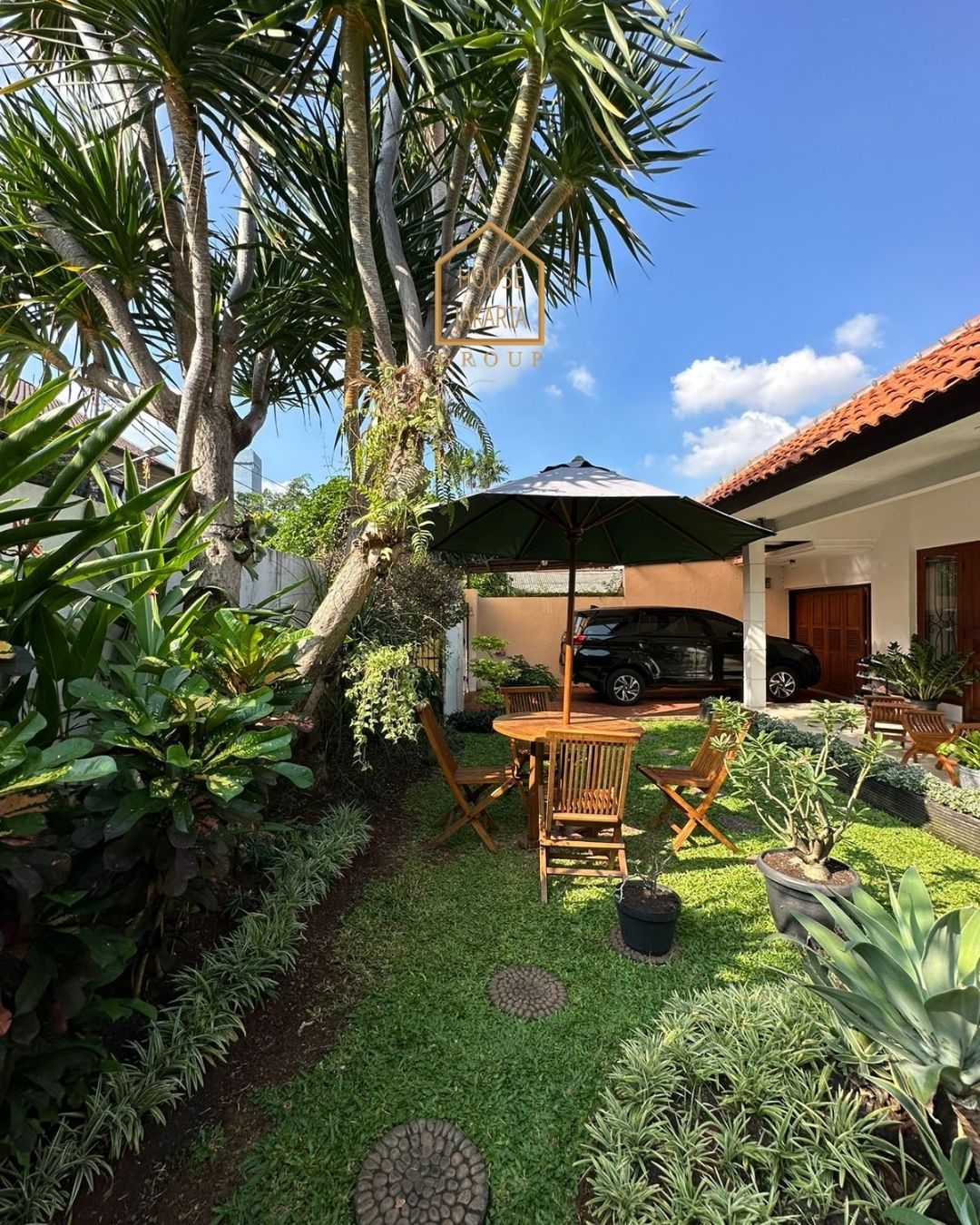 HS1576 FOR SALE: MODERN TROPICAL HOUSE LOKASI STRATEGIS, SENOPATI AREA - KEBAYORAN BARU