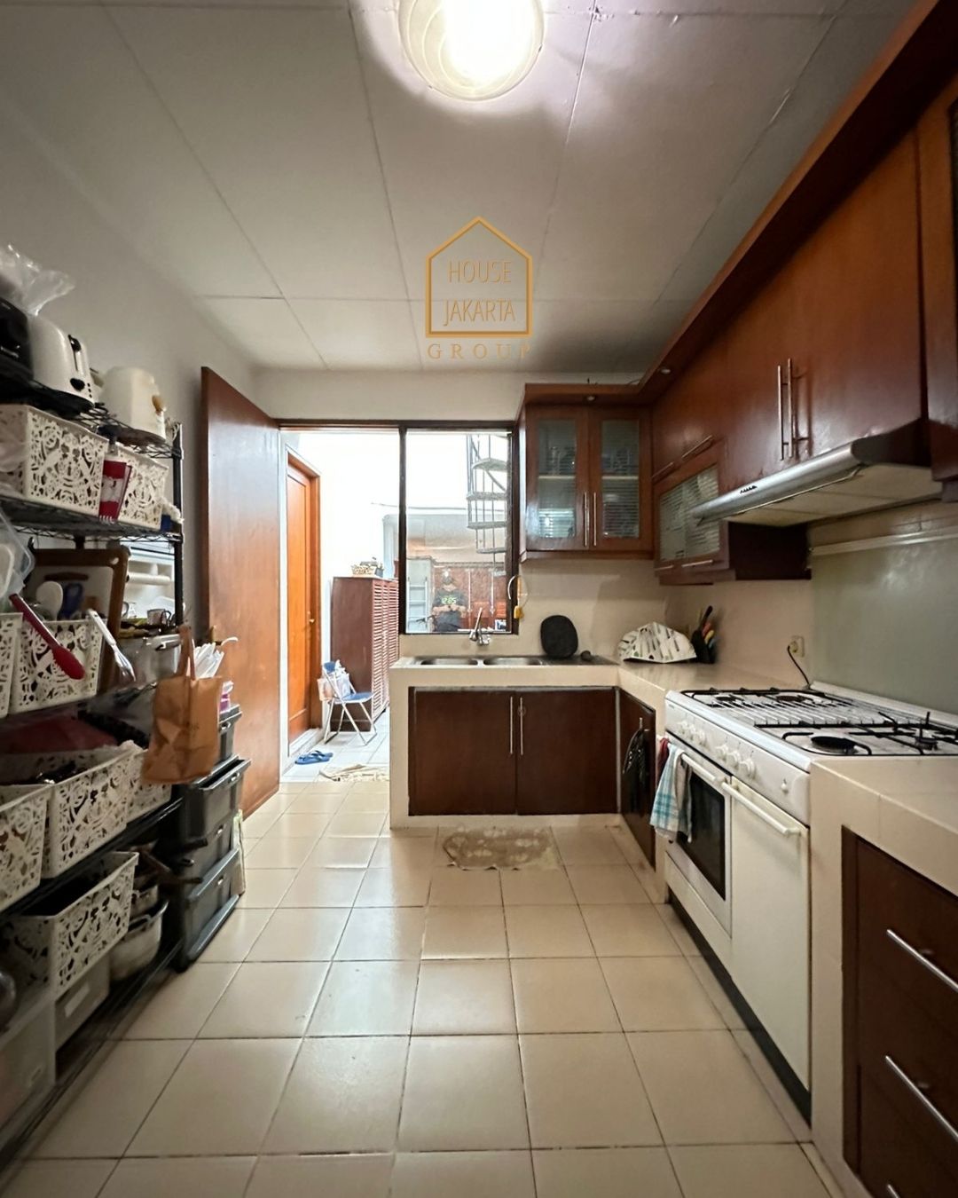 HS1576 FOR SALE: MODERN TROPICAL HOUSE LOKASI STRATEGIS, SENOPATI AREA - KEBAYORAN BARU