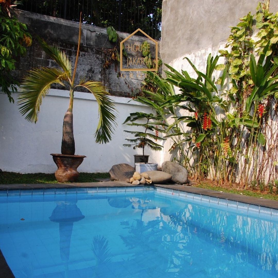 HS1578 FOR SALE: Rumah Siap Huni, Private Pool, Area Elite MENTENG.