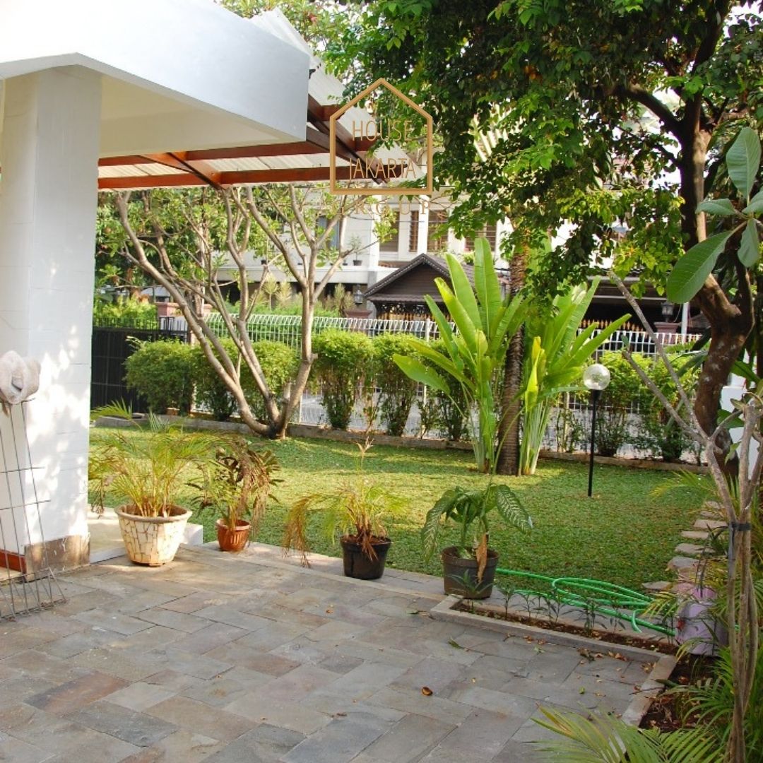 HS1578 FOR SALE: Rumah Siap Huni, Private Pool, Area Elite MENTENG.