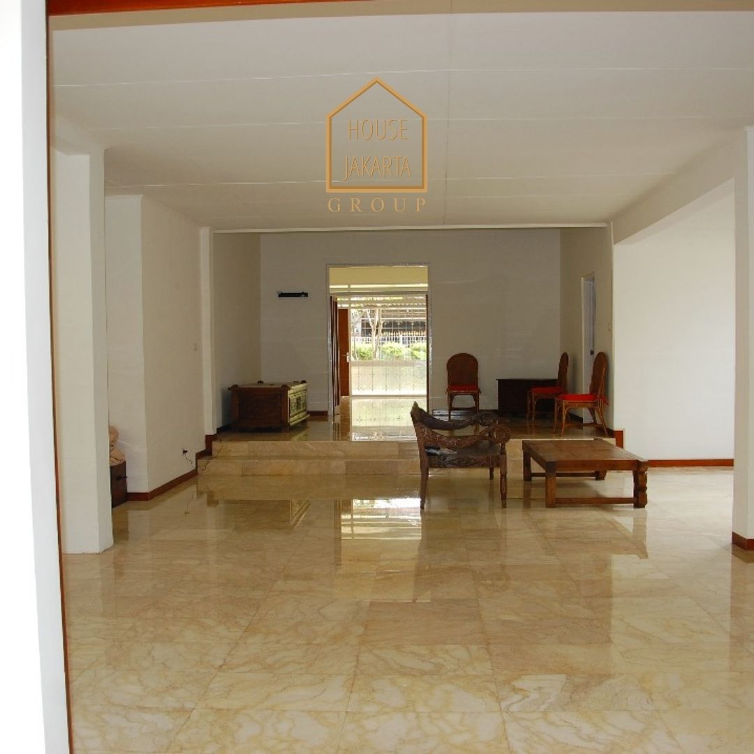 HS1578 FOR SALE: Rumah Siap Huni, Private Pool, Area Elite MENTENG.