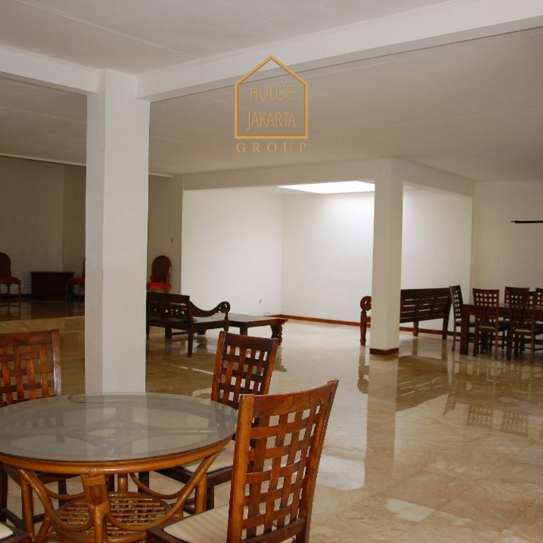 HS1578 FOR SALE: Rumah Siap Huni, Private Pool, Area Elite MENTENG.