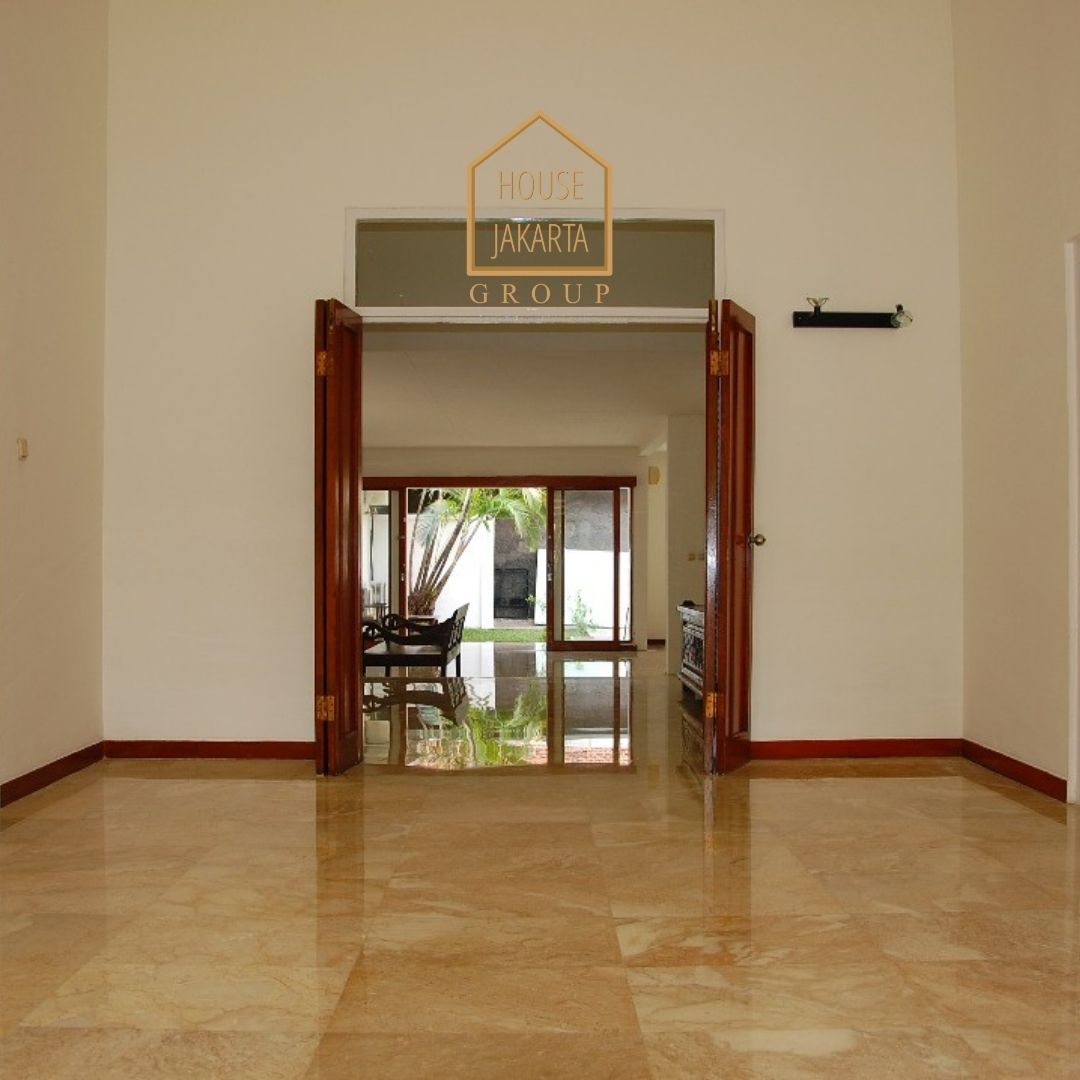HS1578 FOR SALE: Rumah Siap Huni, Private Pool, Area Elite MENTENG.