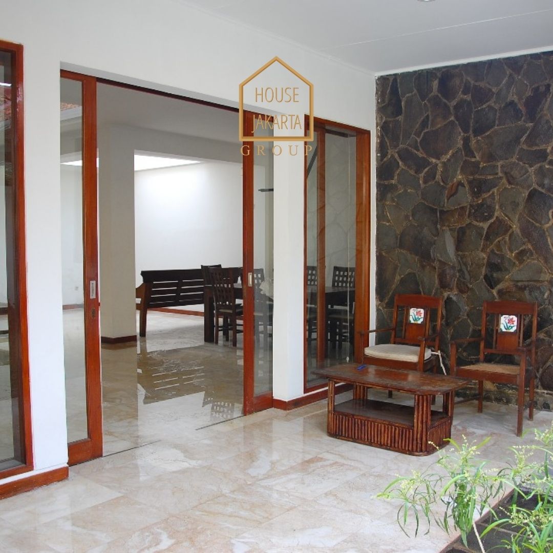 HS1578 FOR SALE: Rumah Siap Huni, Private Pool, Area Elite MENTENG.