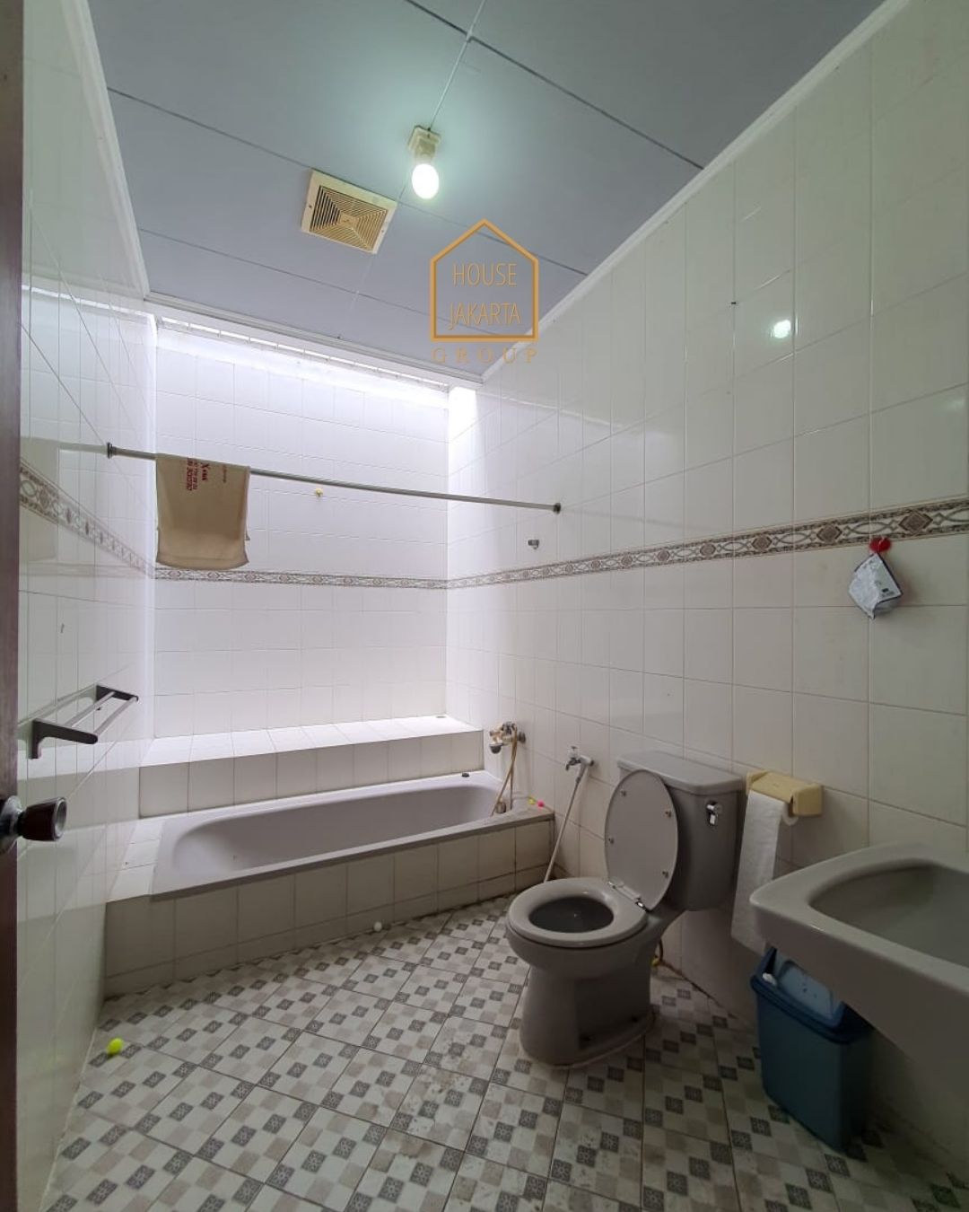 HS1579 FOR SALE: Rumah Siap Huni di Elite & Prime Location SENOPATI AREA - KEBAYORAN BARU
