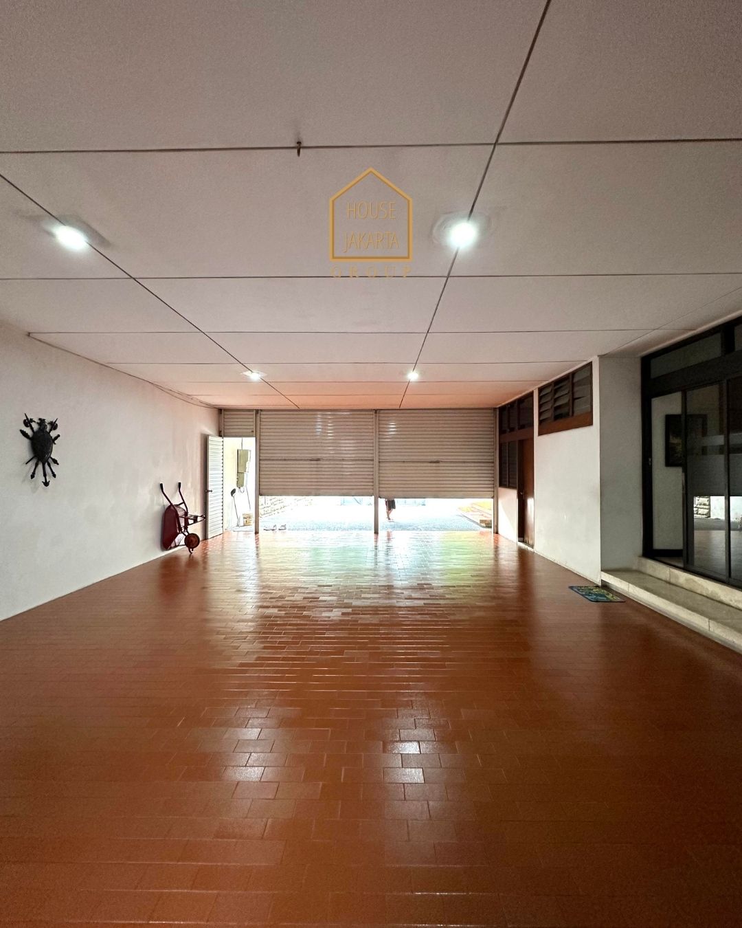 HS1581 FOR SALE: RUMAH DENGAN TANAH LUAS, BANGUNAN BESAR DI AREA PREMIUM, PRIVATE POOL, MENTENG.