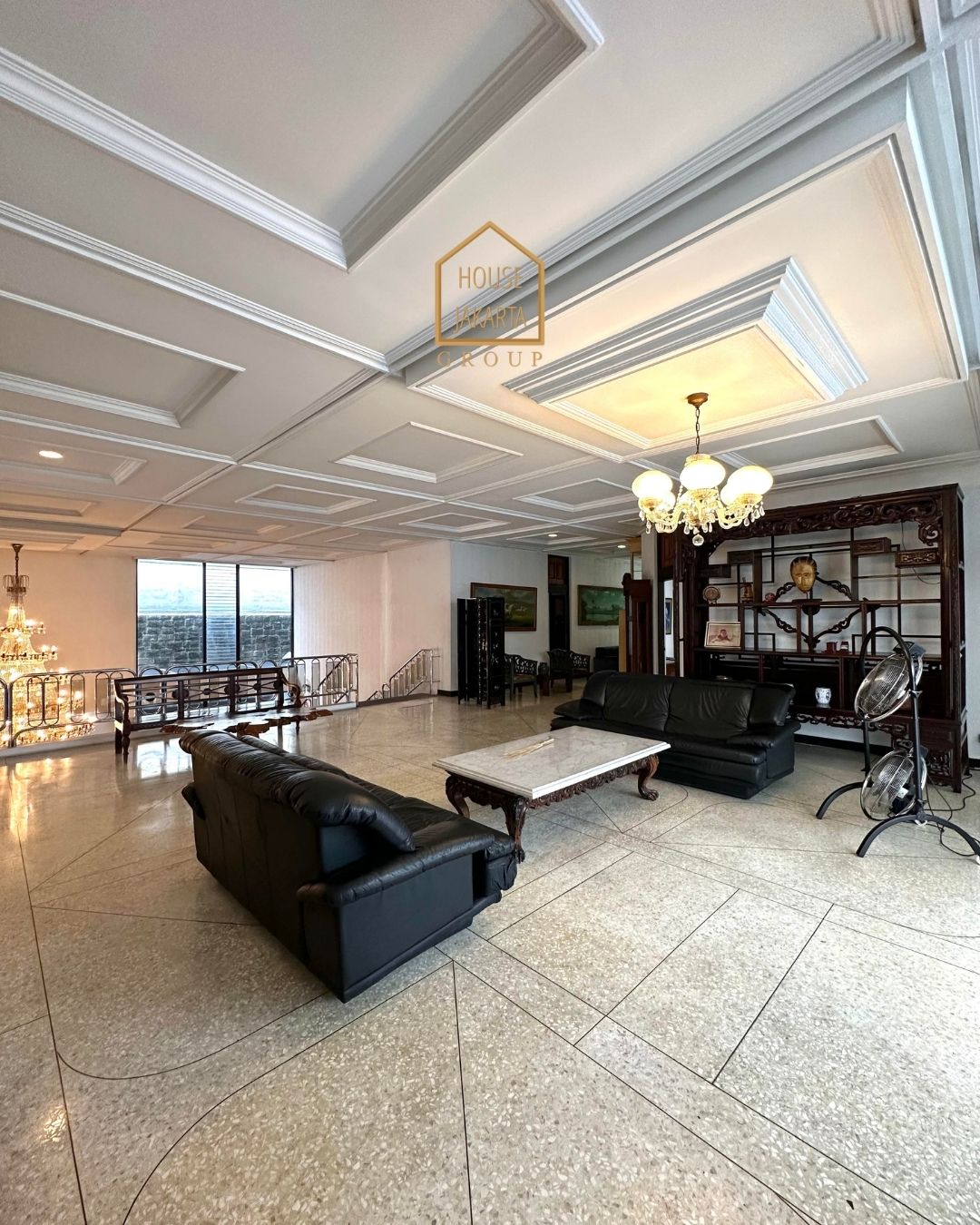 HS1581 FOR SALE: RUMAH DENGAN TANAH LUAS, BANGUNAN BESAR DI AREA PREMIUM, PRIVATE POOL, MENTENG.