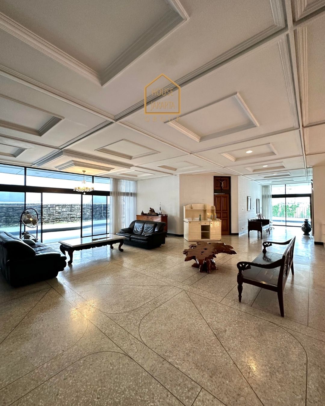 HS1581 FOR SALE: RUMAH DENGAN TANAH LUAS, BANGUNAN BESAR DI AREA PREMIUM, PRIVATE POOL, MENTENG.