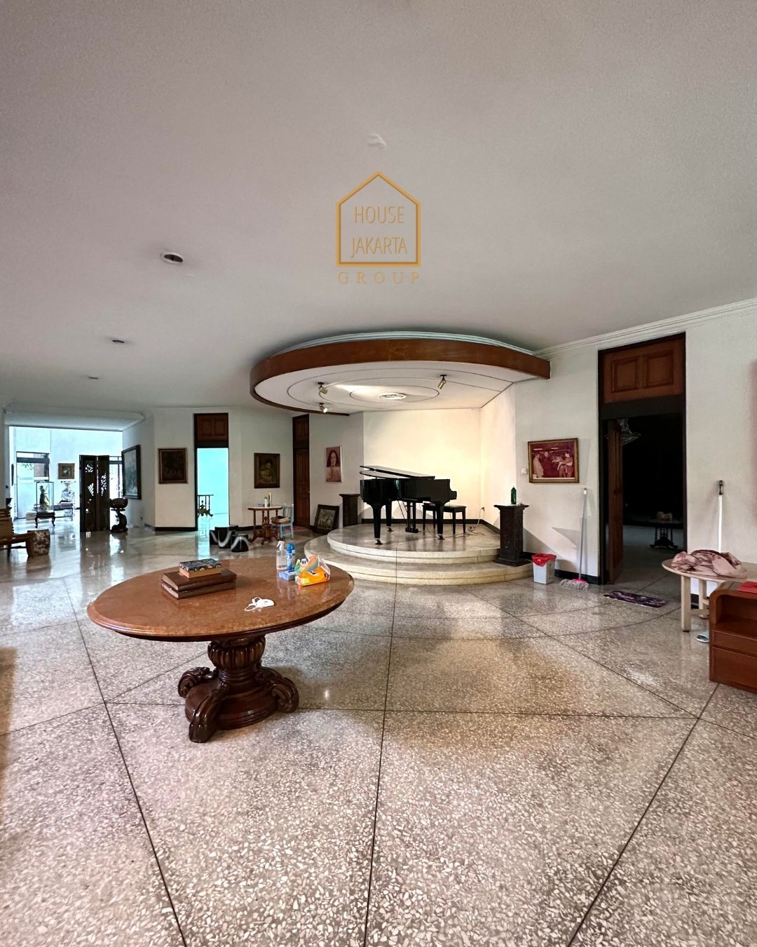 HS1581 FOR SALE: RUMAH DENGAN TANAH LUAS, BANGUNAN BESAR DI AREA PREMIUM, PRIVATE POOL, MENTENG.