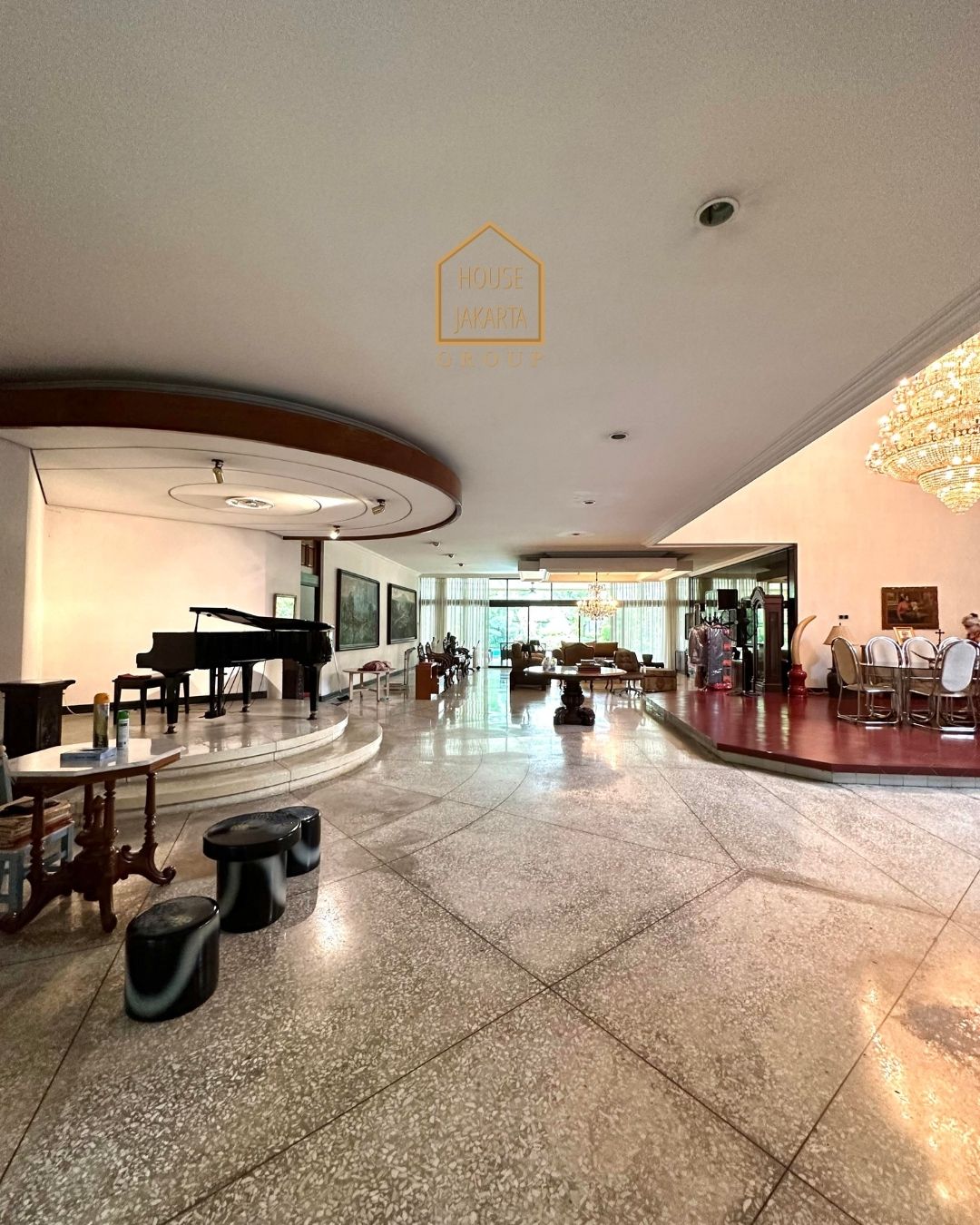 HS1581 FOR SALE: RUMAH DENGAN TANAH LUAS, BANGUNAN BESAR DI AREA PREMIUM, PRIVATE POOL, MENTENG.