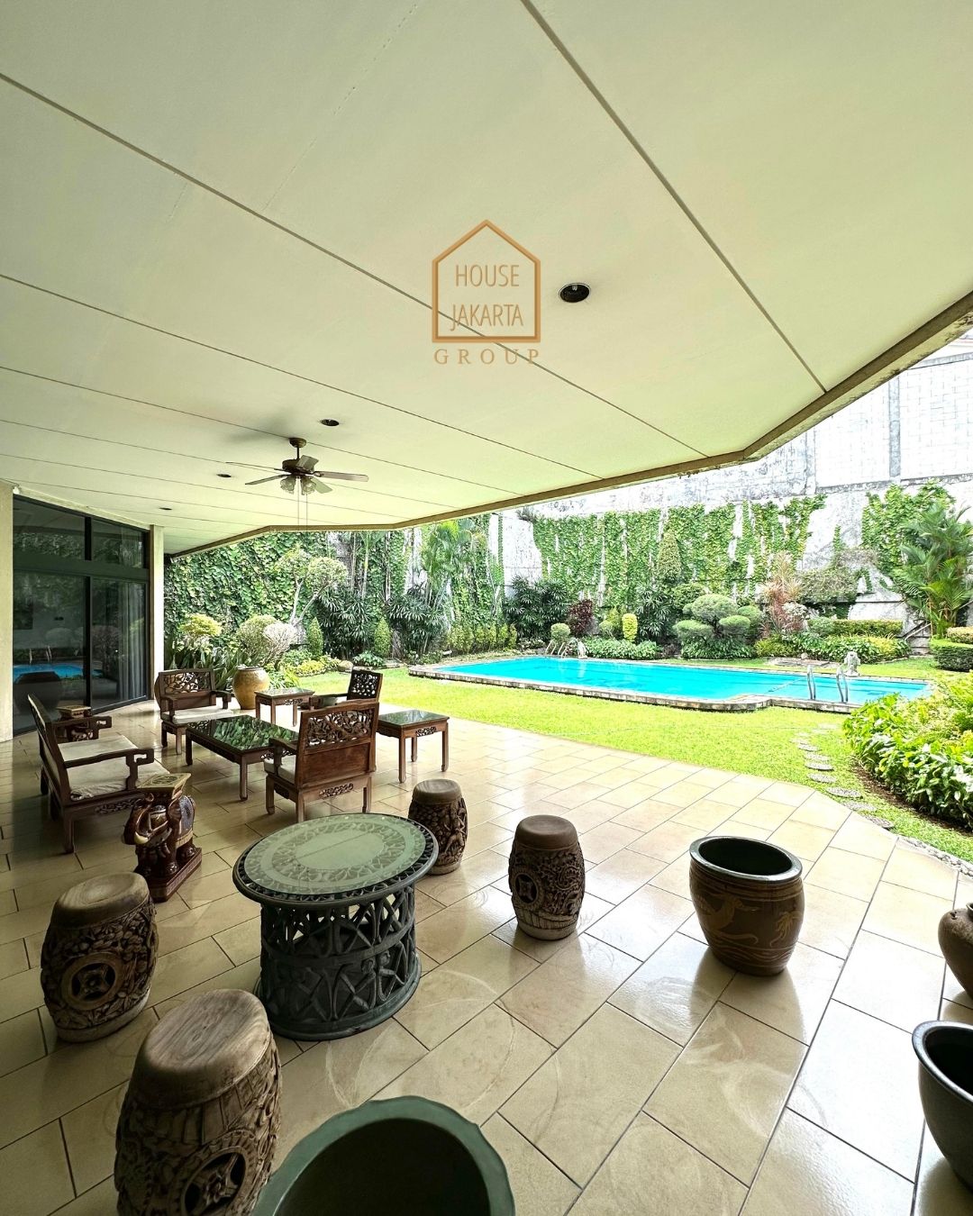 HS1581 FOR SALE: RUMAH DENGAN TANAH LUAS, BANGUNAN BESAR DI AREA PREMIUM, PRIVATE POOL, MENTENG.