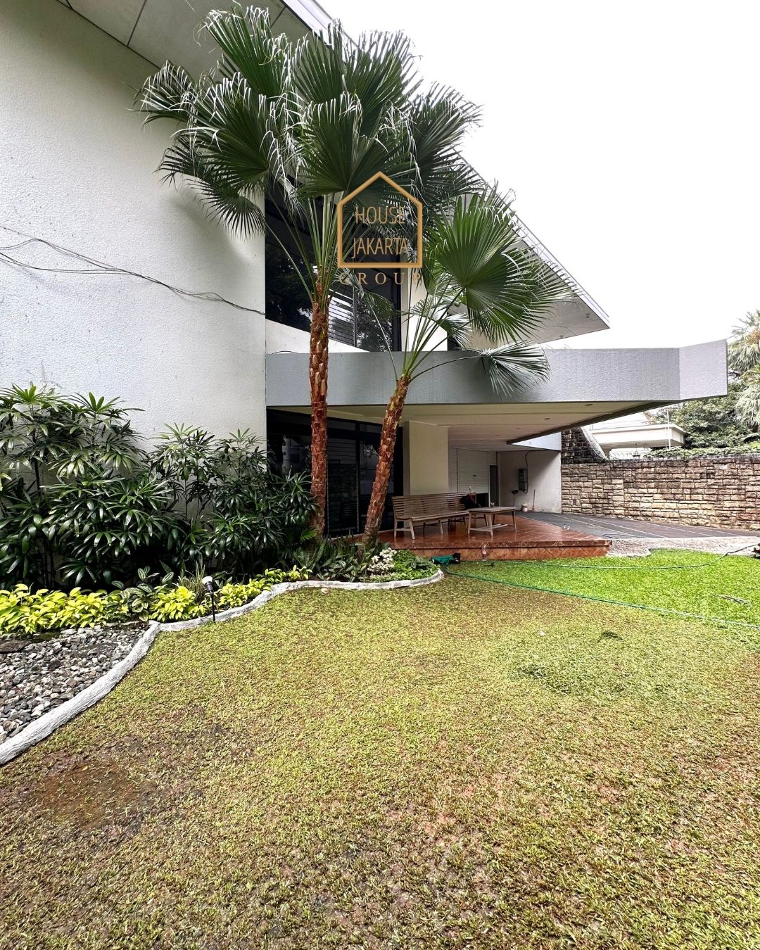 HS1581 FOR SALE: RUMAH DENGAN TANAH LUAS, BANGUNAN BESAR DI AREA PREMIUM, PRIVATE POOL, MENTENG.