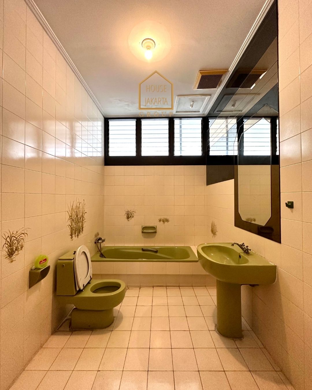 HS1581 FOR SALE: RUMAH DENGAN TANAH LUAS, BANGUNAN BESAR DI AREA PREMIUM, PRIVATE POOL, MENTENG.