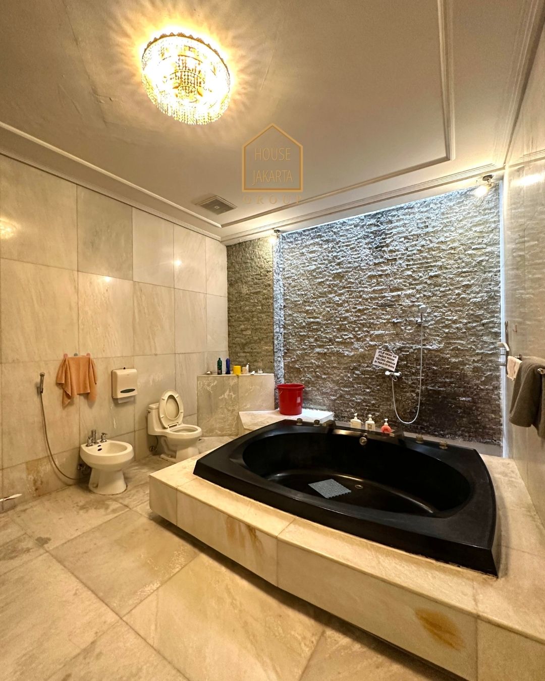 HS1581 FOR SALE: RUMAH DENGAN TANAH LUAS, BANGUNAN BESAR DI AREA PREMIUM, PRIVATE POOL, MENTENG.