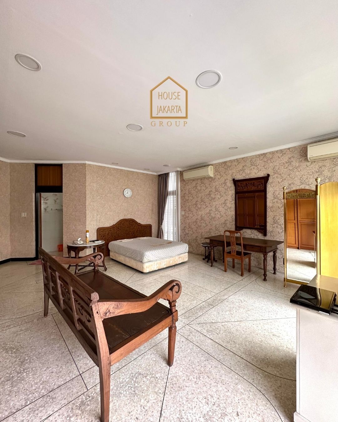 HS1581 FOR SALE: RUMAH DENGAN TANAH LUAS, BANGUNAN BESAR DI AREA PREMIUM, PRIVATE POOL, MENTENG.