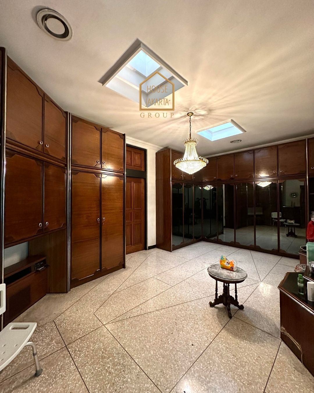 HS1581 FOR SALE: RUMAH DENGAN TANAH LUAS, BANGUNAN BESAR DI AREA PREMIUM, PRIVATE POOL, MENTENG.