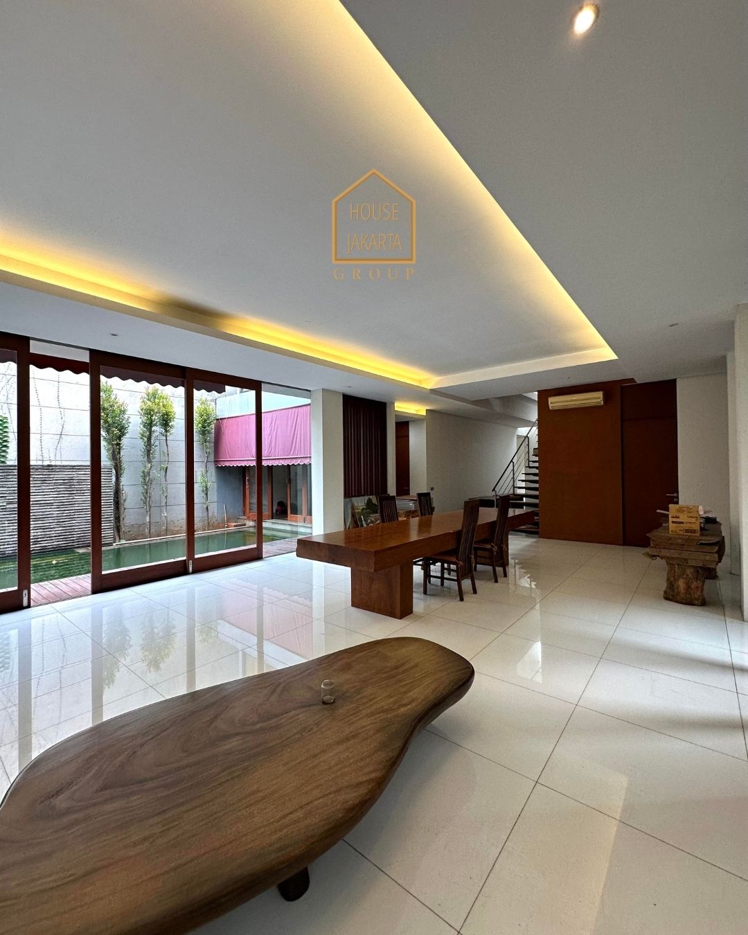 HR1582 FOR RENT: RUMAH MEWAH UNFURNISHED KEMANG DISEWAKAN.