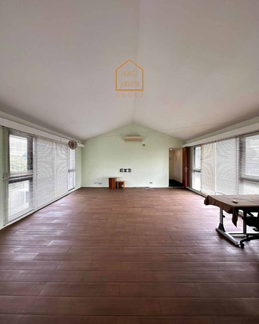 HR1582 FOR RENT: RUMAH MEWAH UNFURNISHED KEMANG DISEWAKAN.