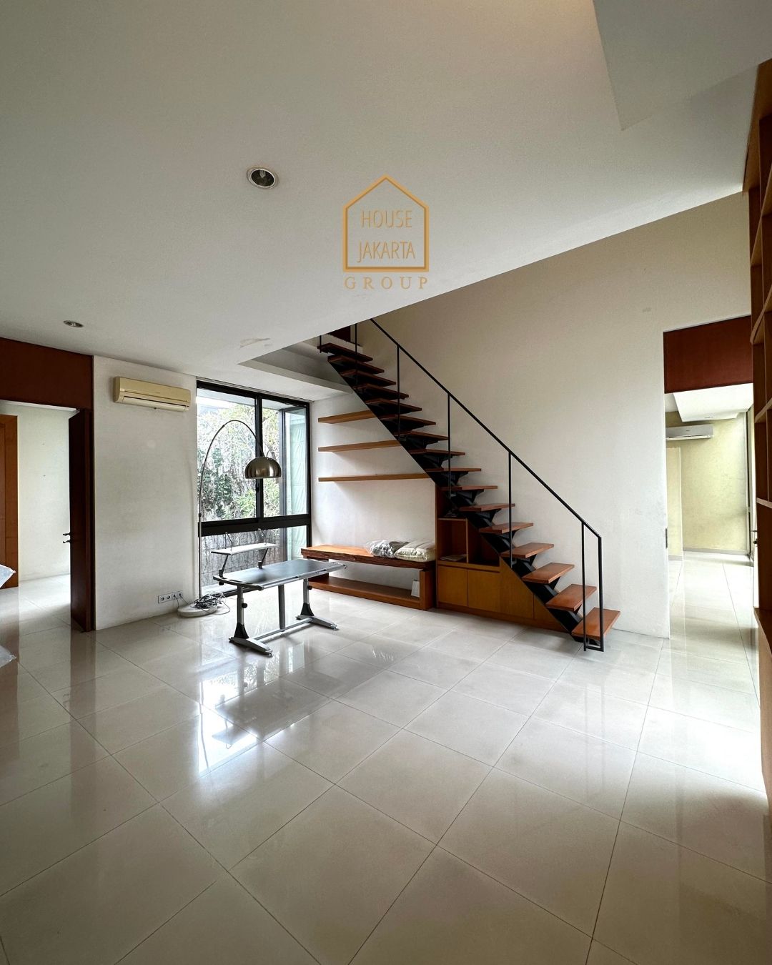 HR1582 FOR RENT: RUMAH MEWAH UNFURNISHED KEMANG DISEWAKAN.