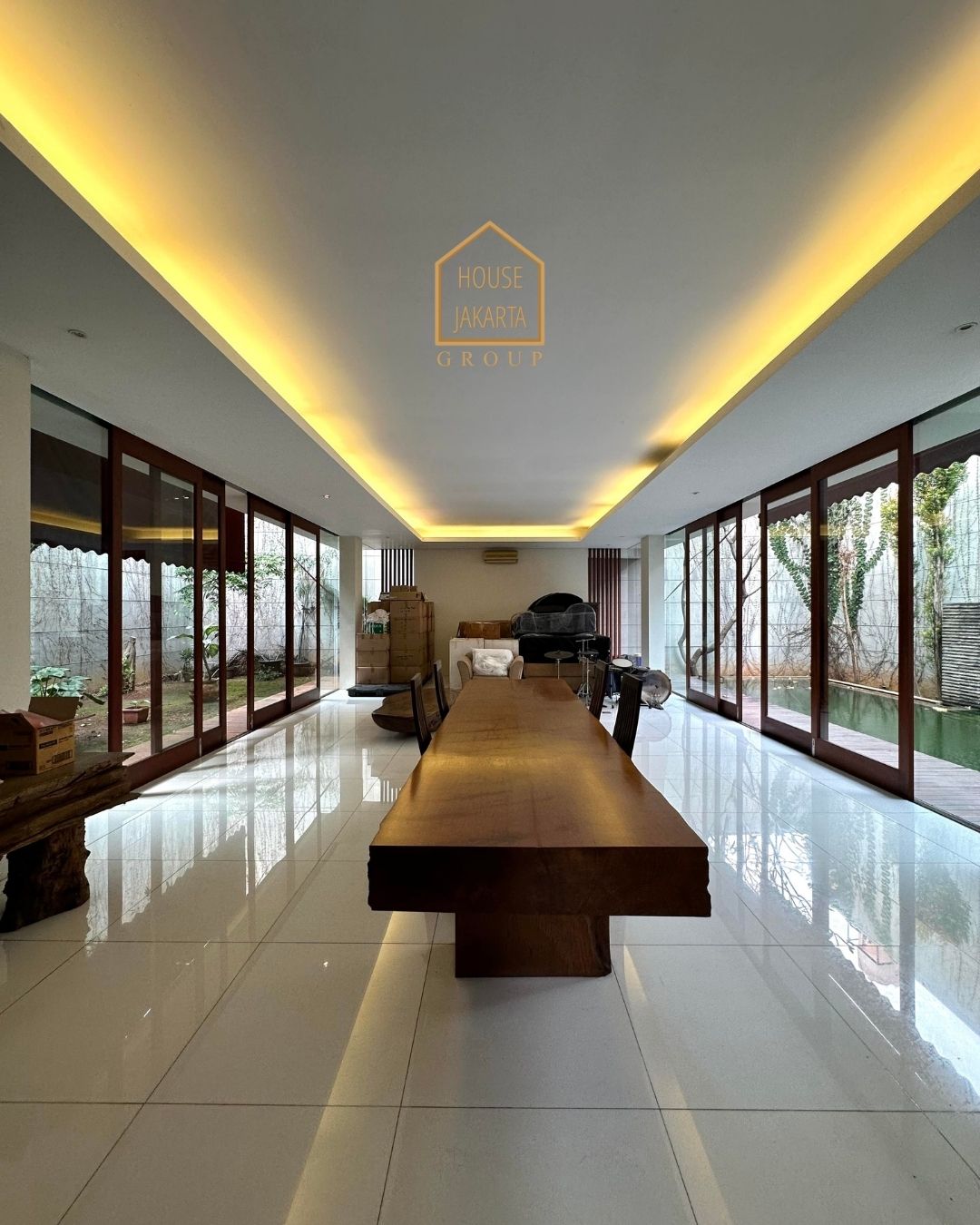 HR1582 FOR RENT: RUMAH MEWAH UNFURNISHED KEMANG DISEWAKAN.